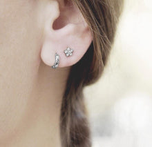 Load image into Gallery viewer, Screw Ball back Zircon Flower CZ Minimalist Cartilage Tragus helix Hypoallergenic 18g Flower Stud Earrings 6mm