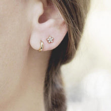 Load image into Gallery viewer, Screw Ball back Zircon Flower CZ Minimalist Cartilage Tragus helix Hypoallergenic 18g Flower Stud Earrings 6mm