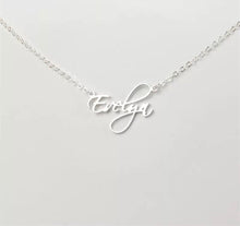 Cargar imagen en el visor de la galería, 18K Script Style Custom Name Necklace