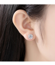 Cargar imagen en el visor de la galería, S925 Sterling Silver Round Halo CZ Diamond Stud Earrings Hypoallergenic
