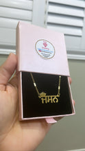 Charger l&#39;image dans la galerie, Crown Name Necklace in Any Language
